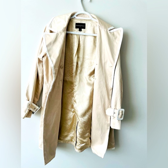 Banana Republic Petite Classic Beige/White Cotton Blend Belted Trench Coat - Picture 2 of 4